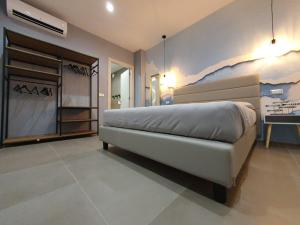 een slaapkamer met een bed en een schilderij aan de muur bij Playa-degli-Angeli-Appartamenti in Gabicce Mare