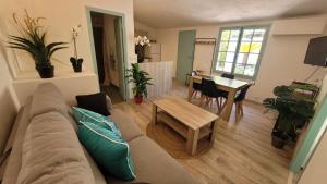 een woonkamer met een bank en een tafel bij Larimar Etablissement- 200 M de la mer in Sainte-Maxime