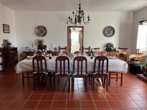 Un comedor con mesa y sillas en Quinta do Cota, en Montemor-o-Novo
