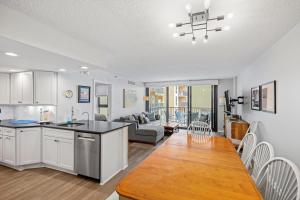 Una cocina y una sala de estar con una mesa y un sofá. en Sea Colony --- 612 Island House, en Bethany Beach