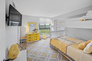 Un dormitorio con una cama y un televisor. en Sea Colony --- 612 Island House, en Bethany Beach 34 fotos más