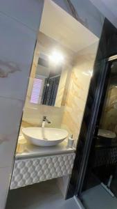 B & B Il rifugio di famiglia The family refuge في إيركولانو: حمام مع حوض ومرآة +4 صور