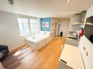 a living room with a white couch and a window at Harford House Studios 07 - Hopewell in Bristol