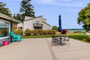 a patio with a table and chairs on a house at Belfair Bliss in Belfair