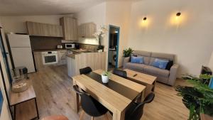 een woonkamer met een eettafel en een keuken bij Larimar Etablissement- 200 M de la mer in Sainte-Maxime