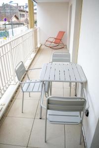 un balcon avec une table et des chaises dessus dans l'établissement Les Tilleuls I, à Villeurbanne