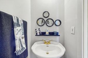 Koupelna v ubytování Magnolia North 303 + 12 fotografií