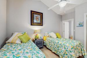 Postel nebo postele na pokoji v ubytování Magnolia North 303