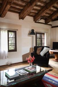 un soggiorno con un divano e un tavolino da caffè di Foresteria Di Villa Tiepolo Passi a Treviso