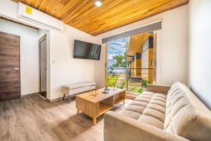a living room with a couch and a table at Macondo Ecolodge Alpinias - Veranera in Coco