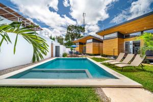a swimming pool in the backyard of a house at Macondo Ecolodge in Coco