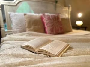 Giường trong phòng chung tại Secluded Bell Tent Retreat Near Lake Oconee