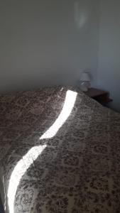 Eluisa في La Quebrada: غرفة نوم بها سرير مع شروق الشمس