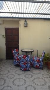 Eluisa في La Quebrada: كرسيين وطاولة في الفناء