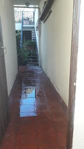 Eluisa في La Quebrada: ممر فارغ مع درج به ماء على الأرض