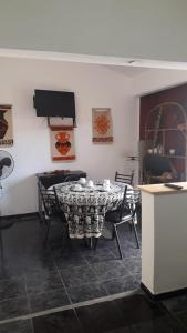 Eluisa في La Quebrada: غرفة طعام مع طاولة وبيانو