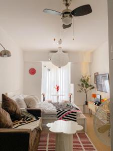 ein Wohnzimmer mit Sofa und Tisch in der Unterkunft Cozy Room with Free Pool Access & PS4 Located at QC - Luxx Haven in Manila