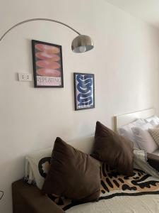 ein Wohnzimmer mit einer Couch und einer Lampe in der Unterkunft Cozy Room with Free Pool Access & PS4 Located at QC - Luxx Haven in Manila + 3 Fotos