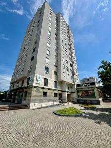トゥズラにあるGreco Apartman Stupine B10の都会の大きな高層建築