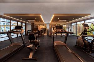 ein Fitnessstudio mit Laufbändern und Trainingsgeräten in einem Gebäude in der Unterkunft Brisa Muro Alto - Flat na Praia in Ipojuca