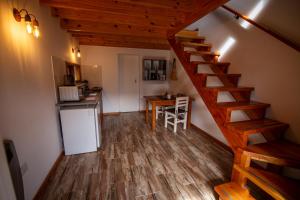 une pièce avec un escalier et une cuisine avec une table dans l'établissement Madre e Hija (refugio de montaña), à El Chalten