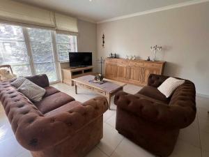a living room with two couches and a coffee table at L' Appart de Grand-Mère in Oudenburg