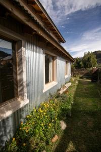 une maison avec un bouquet de fleurs devant dans l'établissement Madre e Hija (refugio de montaña), à El Chalten