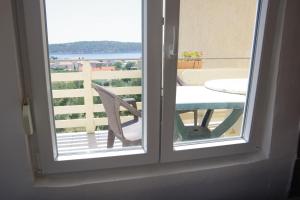 Ein Balkon oder eine Terrasse in der Unterkunft Apartments Opsenica