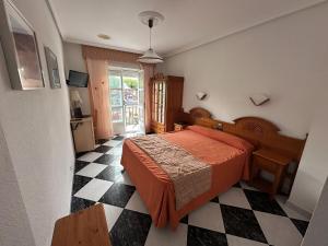 Un dormitorio con una cama y un suelo de cuadros. en Hotel Mediante, en Ribadeo 37 fotos más