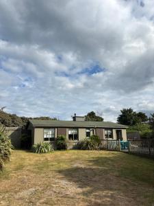 CastletownにあるThe Beach Houseの庭前の柵付きの家