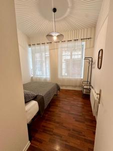 Postel nebo postele na pokoji v ubytování Une terrasse à 200m de la cathédrale - 4 personnes - logement entièrement rénové