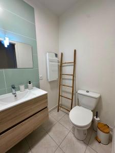 Koupelna v ubytování Une terrasse à 200m de la cathédrale - 4 personnes - logement entièrement rénové