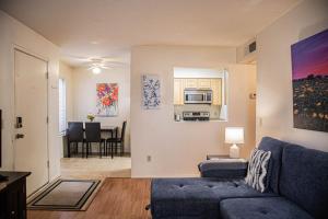 een woonkamer met een bank en een keuken bij Casa Club Condo in Tucson