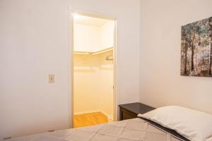 een slaapkamer met een bed en een spiegel bij Casa Club Condo in Tucson +17 foto's