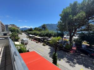 a view of a street with an orange covering on a building at Appartamento fronte lago in Muralto