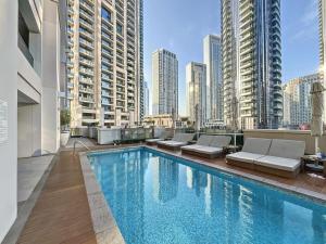 basen na dachu budynku w obiekcie Act One Act Two - Two Bedroom in Vibrant Downtown w Dubaju