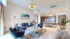 salon z niebieską kanapą i stołem w obiekcie Act One Act Two - Two Bedroom in Vibrant Downtown w Dubaju