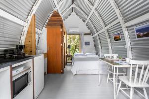 a kitchen with a table and a bed in a room at Micro Casa Gótica in Florianópolis