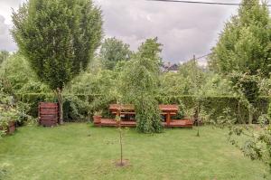 un jardín con dos bancos en el césped en Apartments Ivana, en Bled