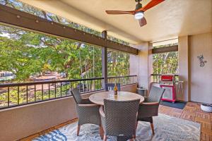patio con mesa y sillas y balcón en Kaanapali Royal Q-202, en Lahaina