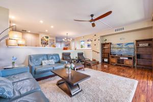 una sala de estar con un sofá y una mesa en Kaanapali Royal Q-202, en Lahaina 36 fotos más