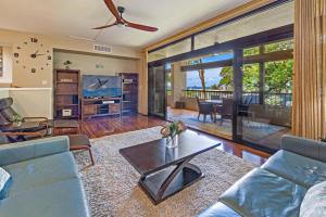 una sala de estar con un sofá y una mesa en Kaanapali Royal Q-202, en Lahaina