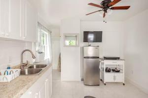 Dapur atau dapur kecil di mini apartment +8 gambar