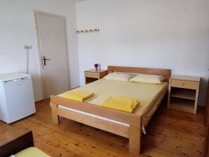 Ένα ή περισσότερα κρεβάτια σε δωμάτιο στο Guesthouse Porobic 3-Bed Room Terrace +8 φωτογραφίες