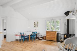 una sala da pranzo con sedie blu e tavolo di 3079-Stege-Rabylille-strand-Maegleren-24 a Pollerup Kullegård