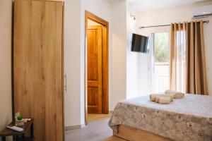 una camera da letto con un letto con due asciugamani sopra di Da Battista Rooms a Baunei