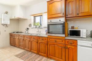 Η κουζίνα ή μικρή κουζίνα στο Ericeira Casa Tia Alice - Suite I