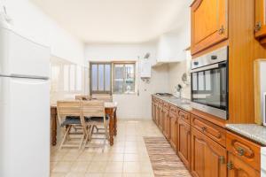 Η κουζίνα ή μικρή κουζίνα στο Ericeira Casa Tia Alice - Suite I