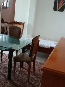 una habitación con una mesa y sillas y una cama en La maison du bonheur, en Fort-de-France