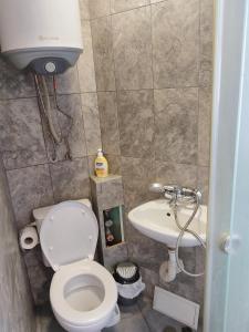 Ένα μπάνιο στο Small City Studio